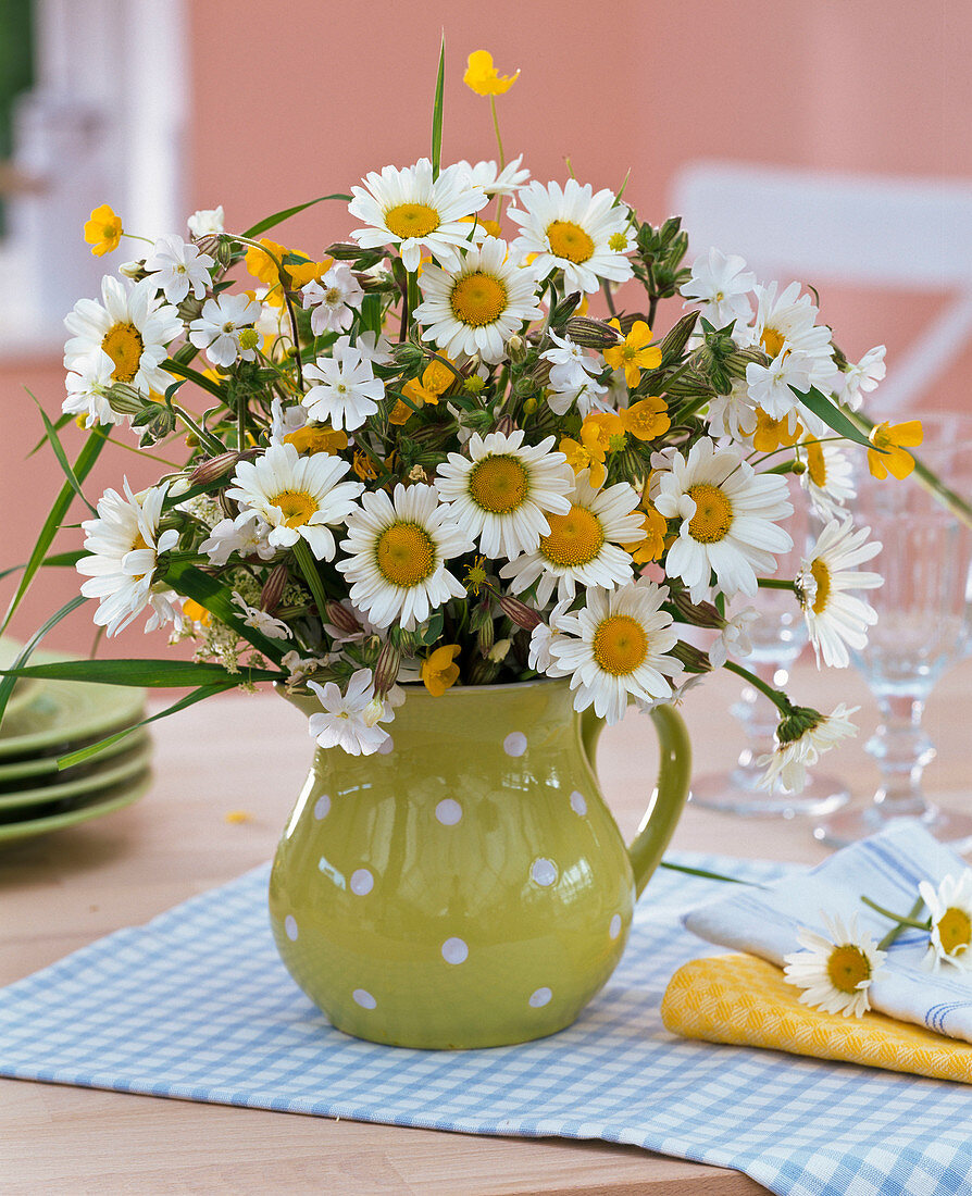 Meadow bouquet of Leucanthemum, Ranunculus