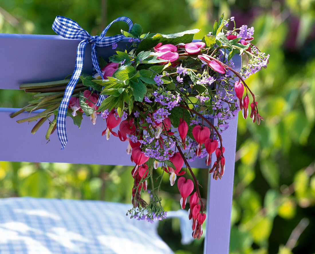 Kleiner Strauß aus Dicentra (Tränendem Herz), Brunnera