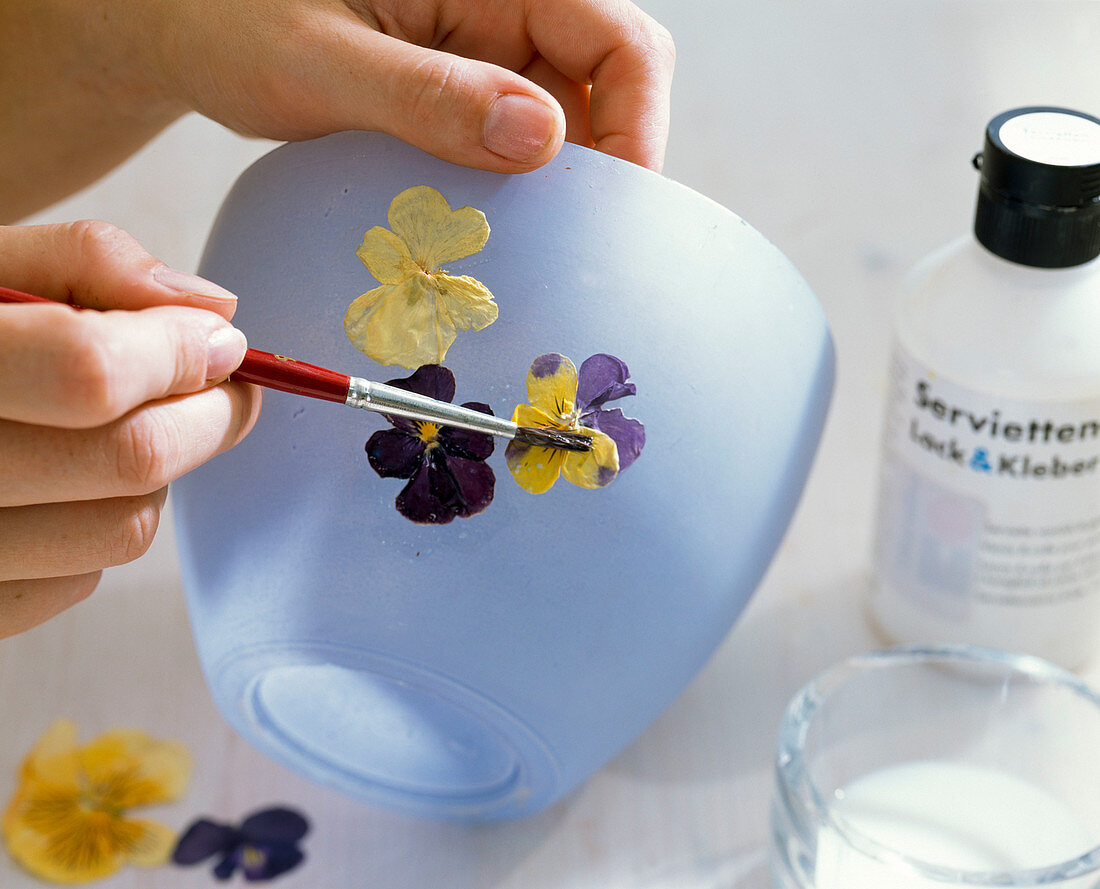 Light blue planter covered with dried flowers (1/2)