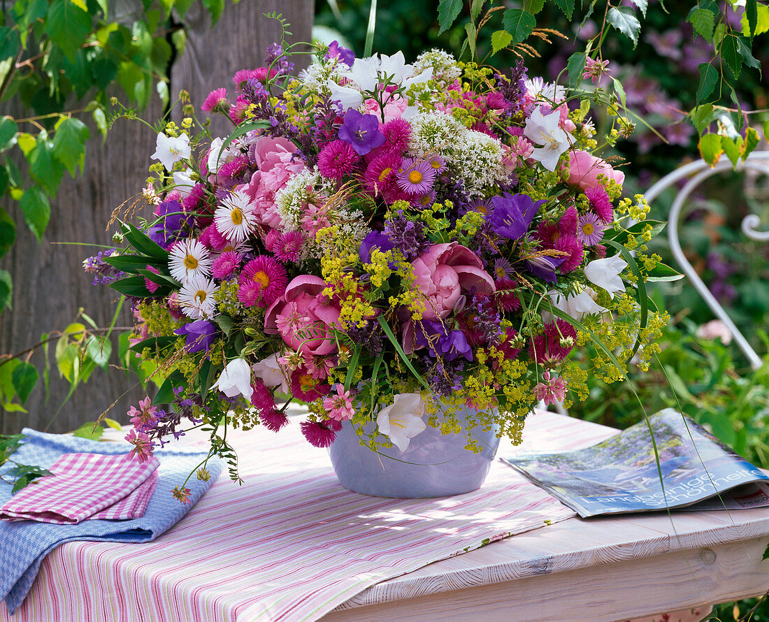 Strauß aus Erigeron (Feinstrahl), Campanula (Glockenblumen), Paeonia