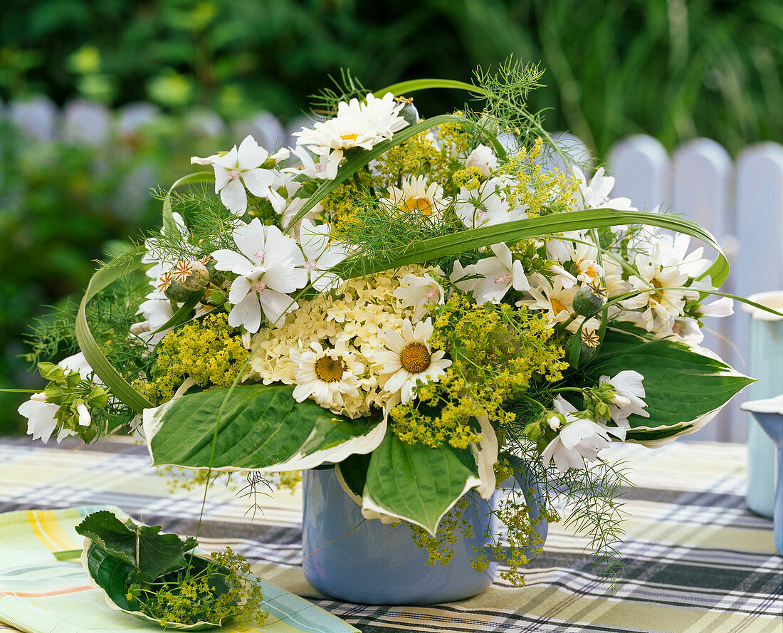 Strauß aus Malva (Moschusmalve), Leucanthemum (Frühlings-Margerite)