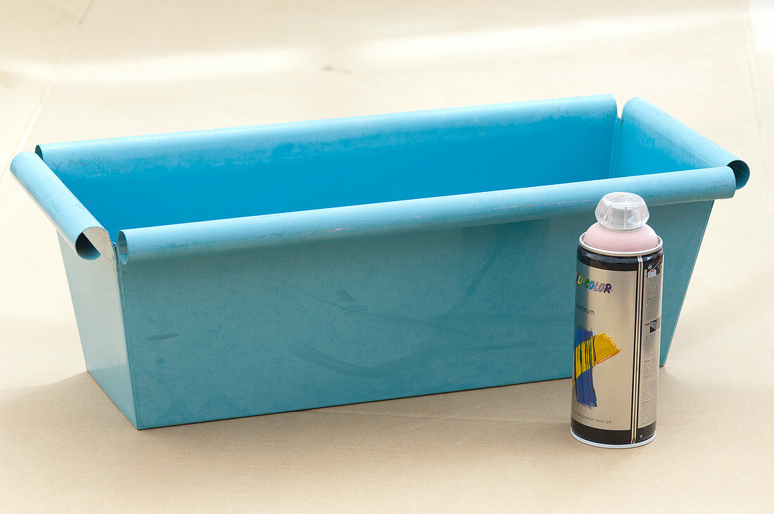 Spray blue metal box pink (1/3)