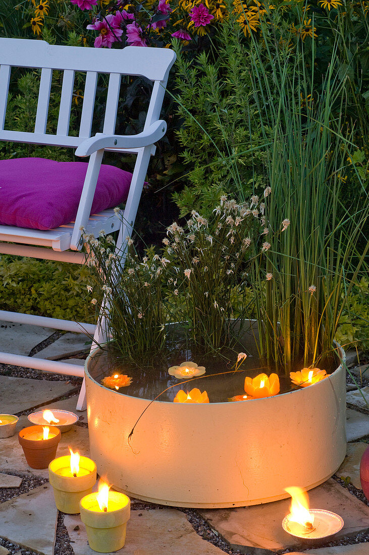 Abendlicher Sitzplatz mit weißer Bank