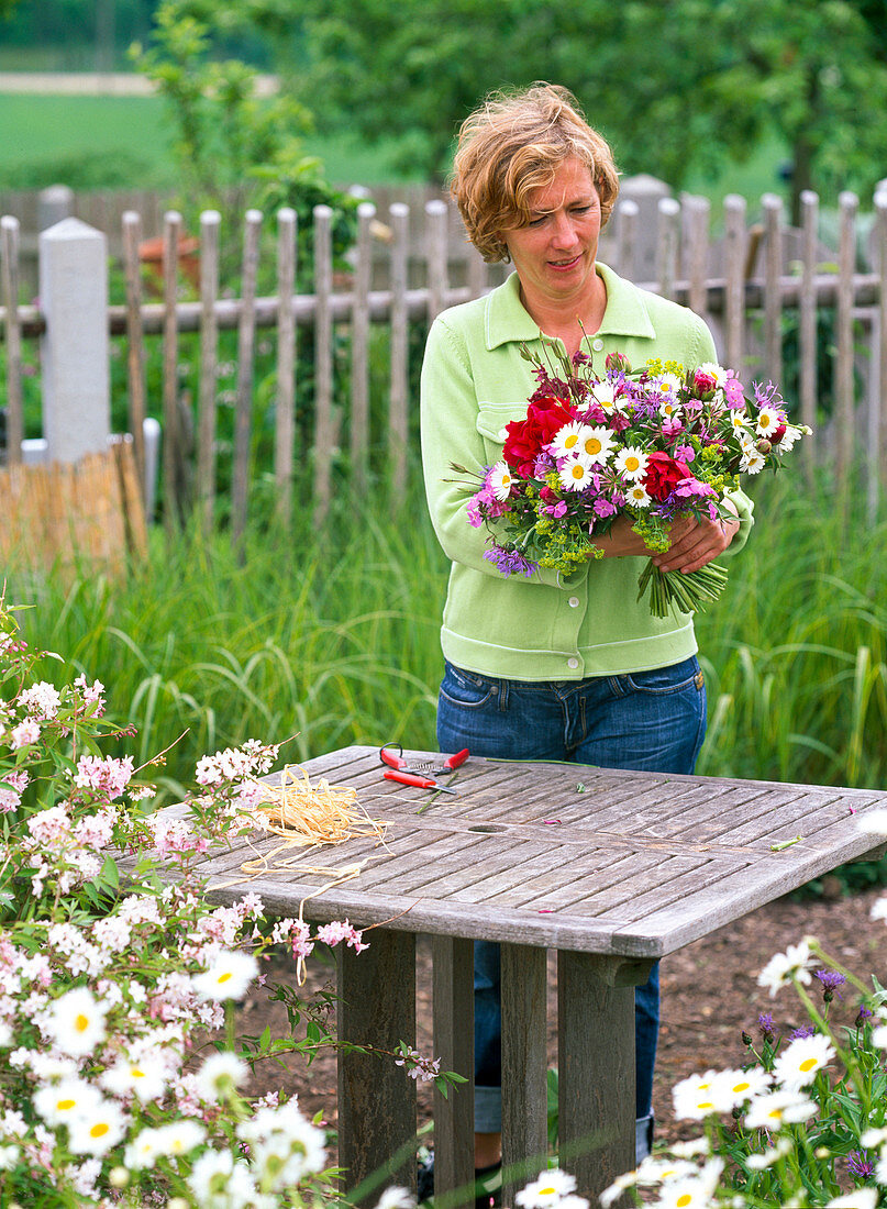 Tying a colourful bouquet with peonies (8/10)