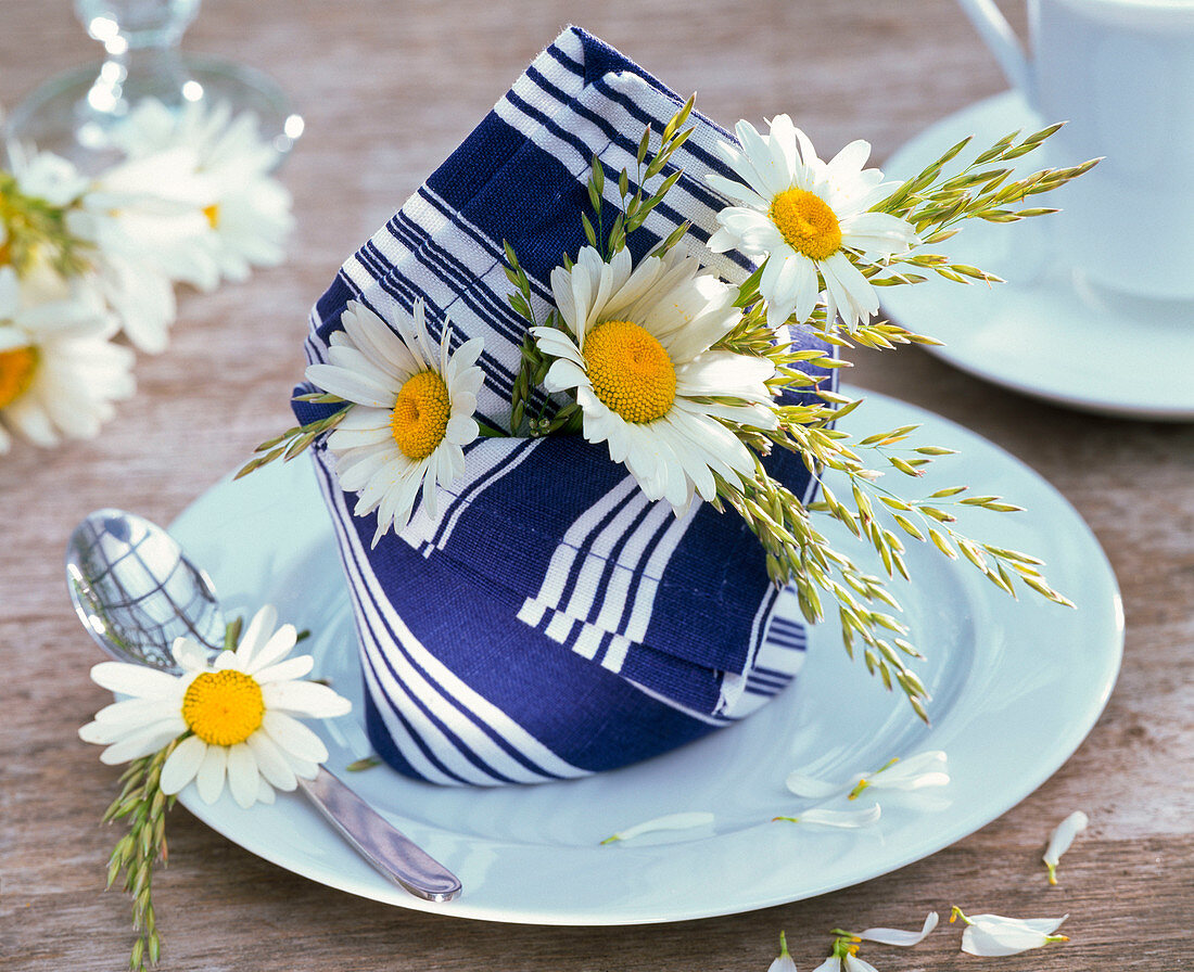 Napkin Decoration with Leucanthemum (Spring Marguerite)