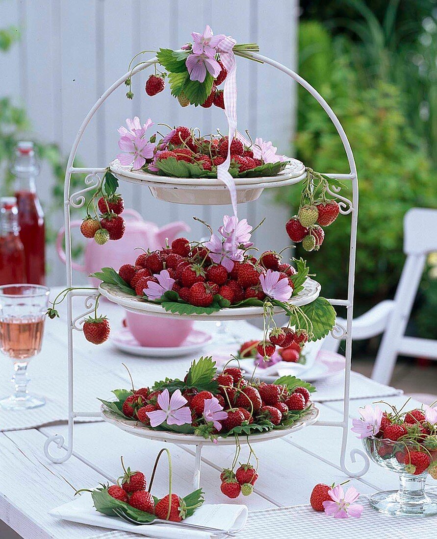 Tischdekoration mit Erdbeeren und Malven