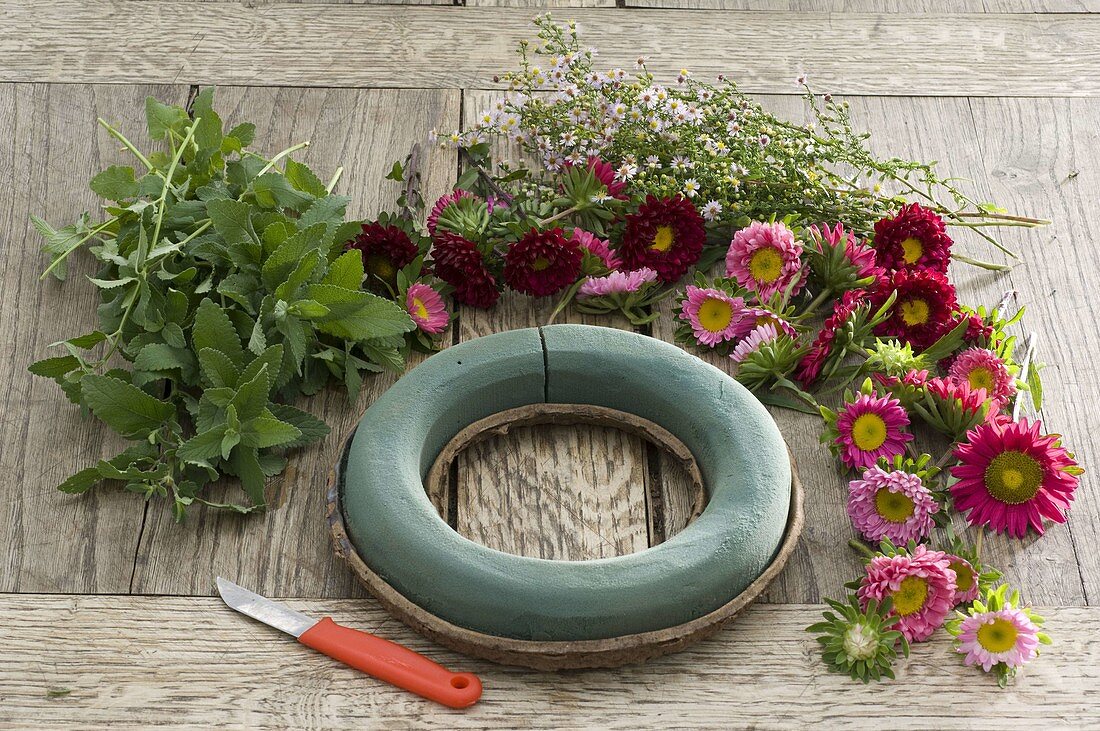 Wreath made from summer asters, autumn asters and catmint (1/4)