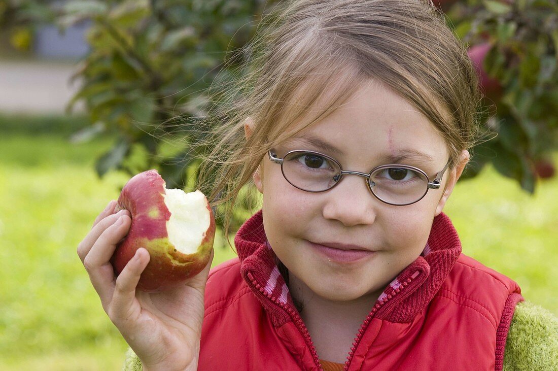 Mädchen frisst Apfel