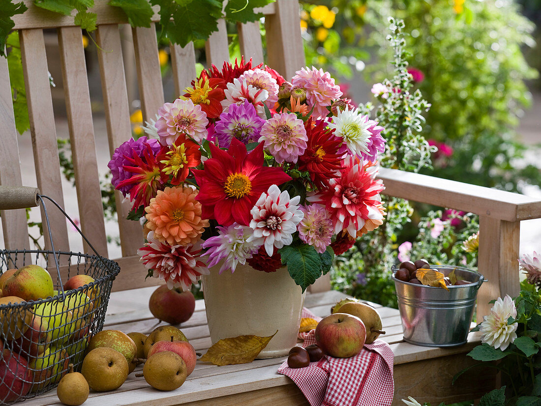 Bouquet made of Dahlia, Pyrus (pear), Malus (apple)