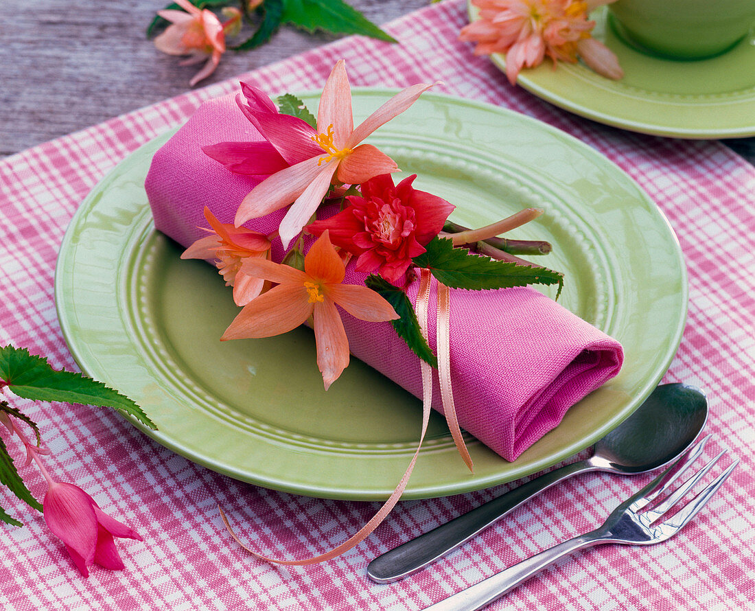 Napkin decoration with begonia (begonias)