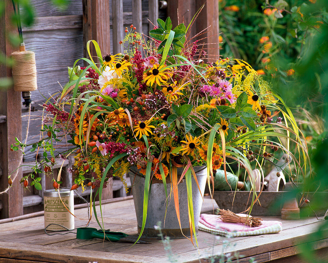 Strauß mit Rudbeckia (Sonnenhut), Helenium (Sonnenbraut), Solidago