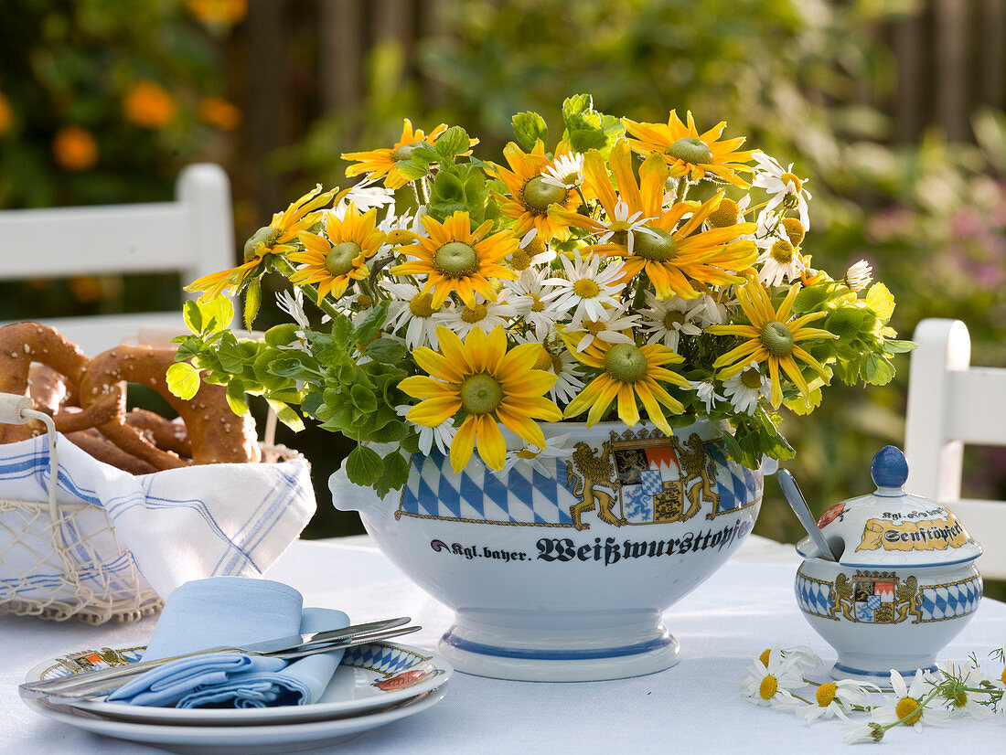 Bayerischer Weißwursttopf als Blumenvase zweckentfremdet