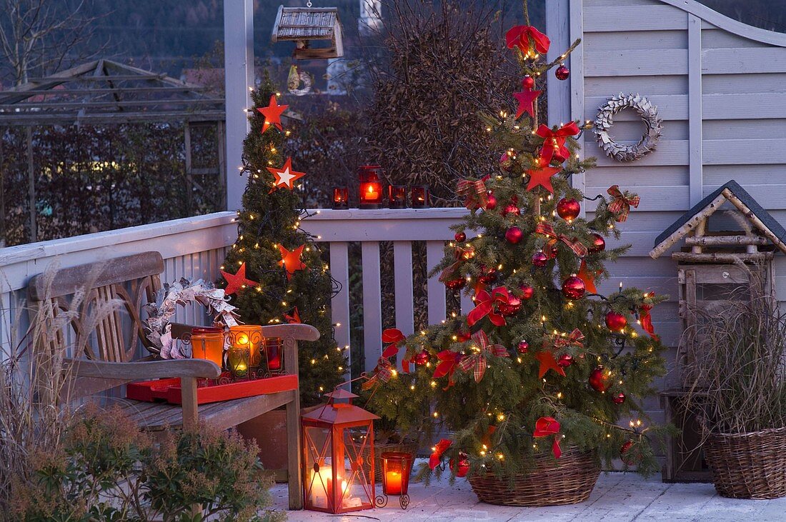 Decorate the balcony for Christmas