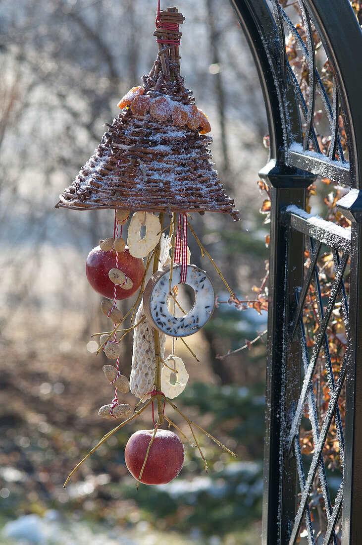 Homemade feeding station for birds