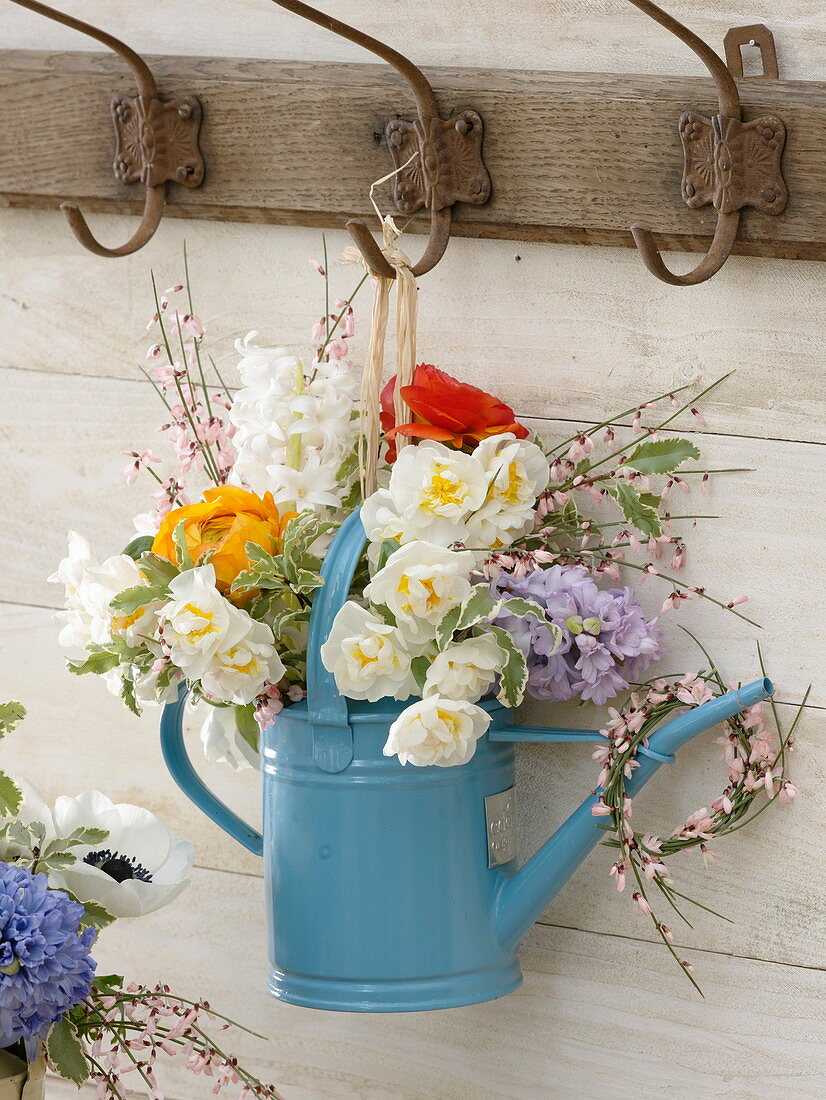 Small bouquet of Narcissus 'Bridal Crown', Hyacinthus