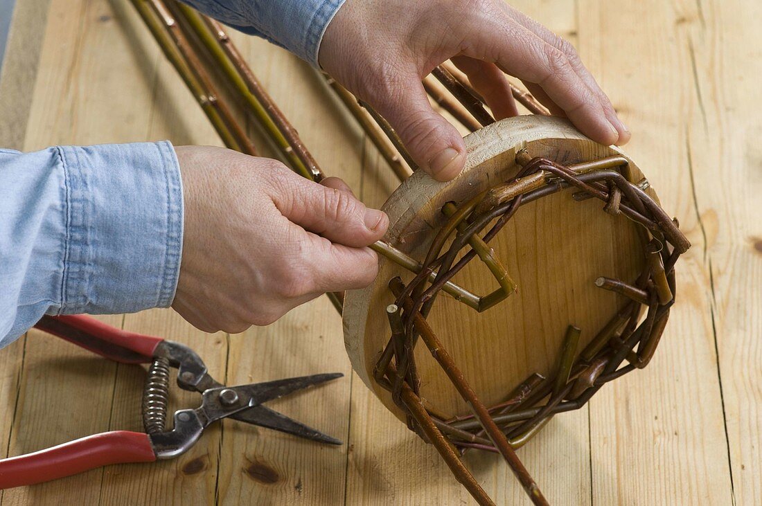 Selbstgemachter Korb mit Holzboden 4/8