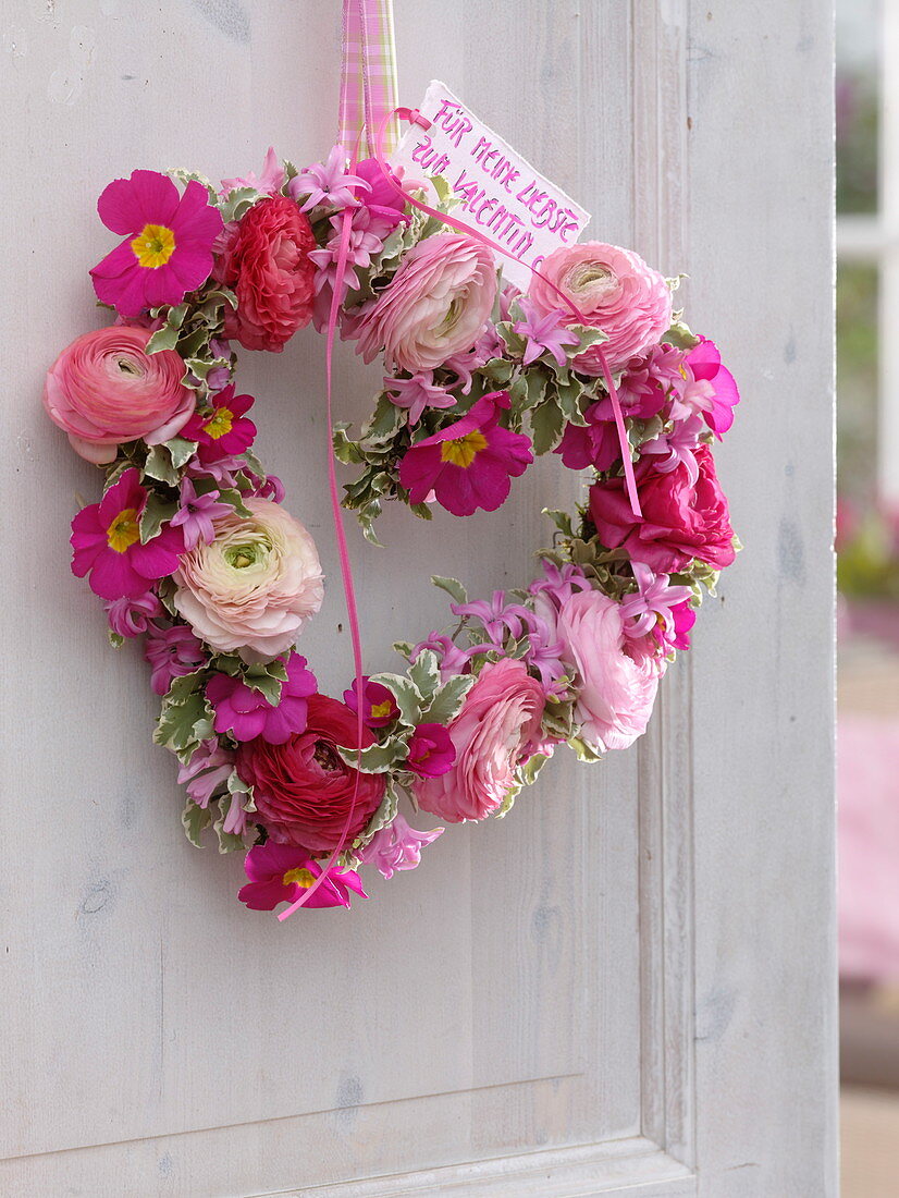 Herz aus Ranunculus (Ranunkeln), Primula (Primeln), Hyacinthus