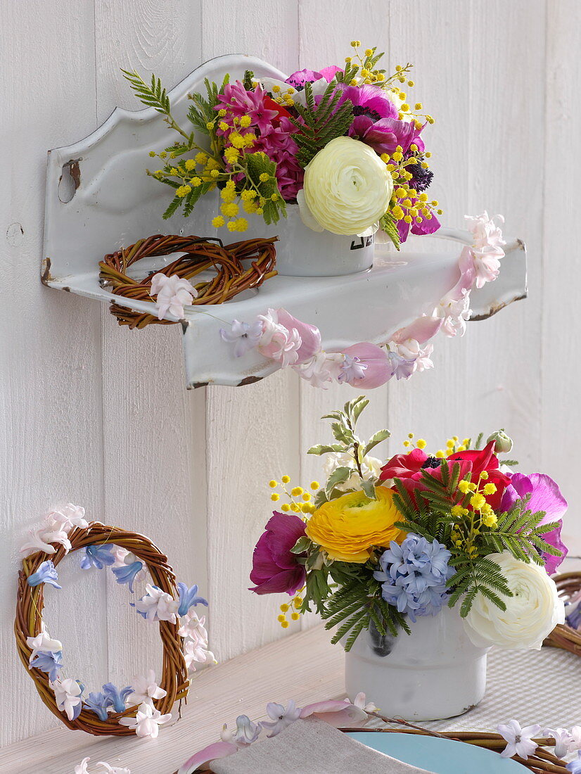 Small bouquets made of ranunculus, hyacinthus