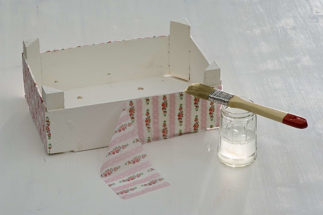 Roses in fruit crate with napkin technique (4/5)