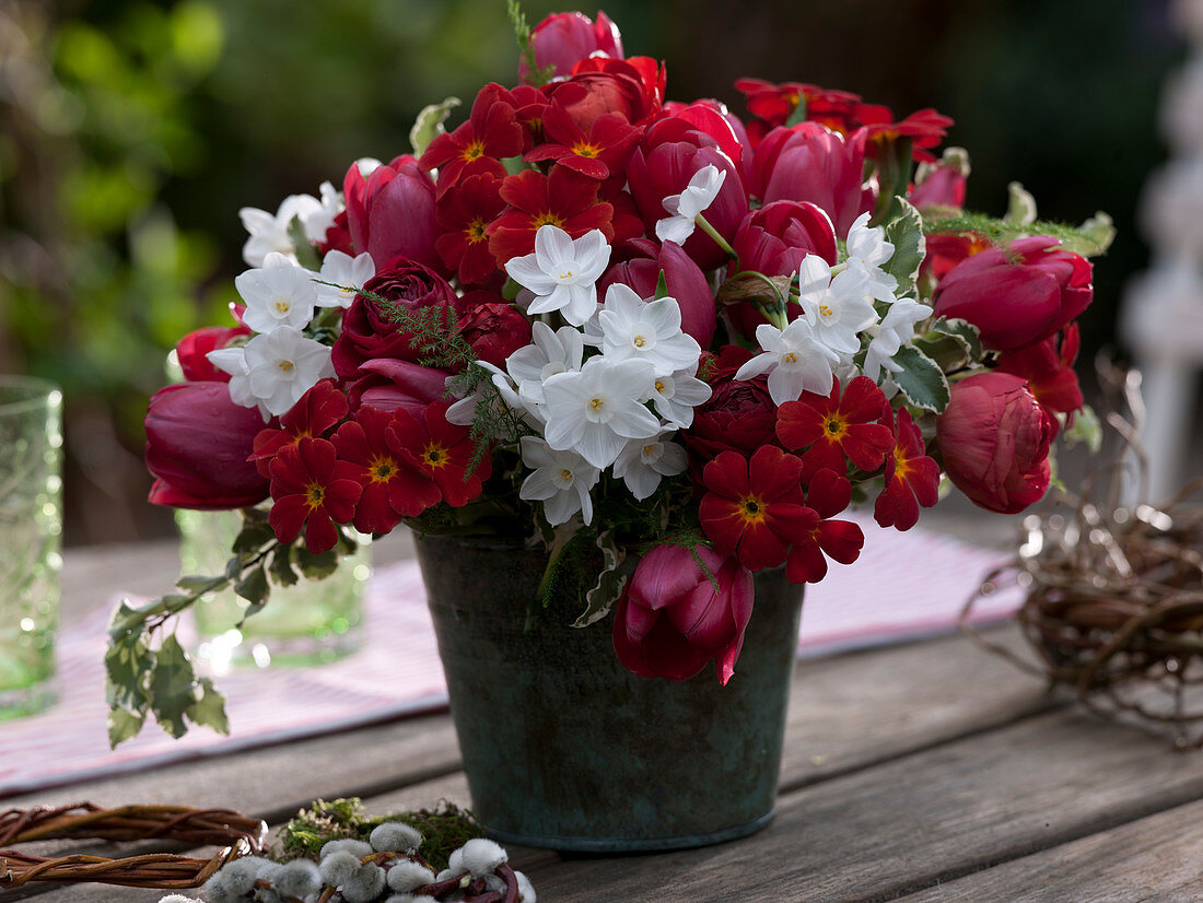 Spring bouquet from Narcissus 'Inbal' (Tazett Narcissus), Primula