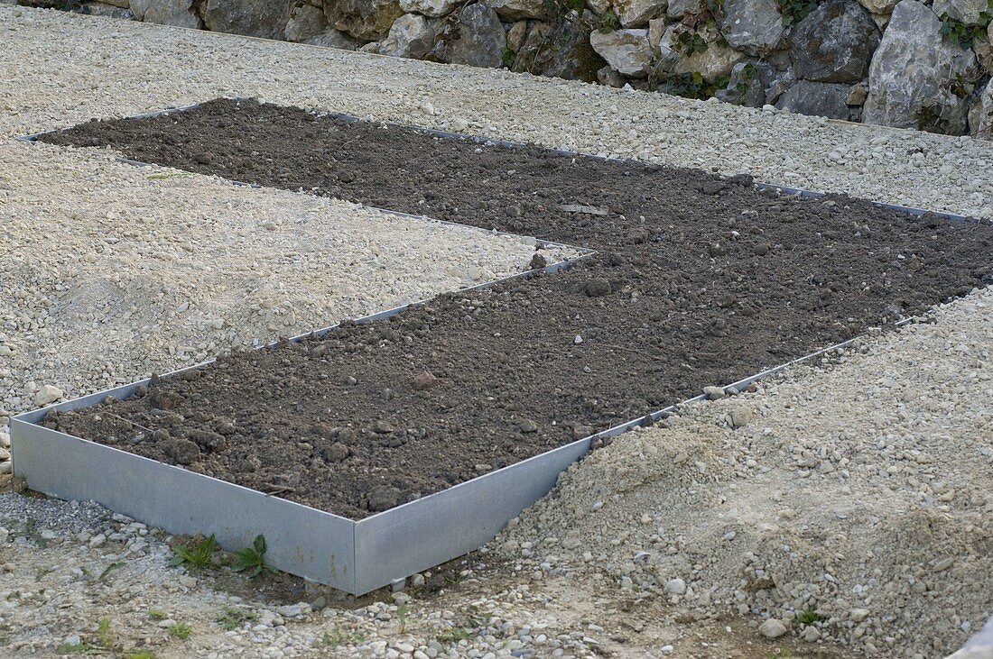 Flowerbed with aluminium frame