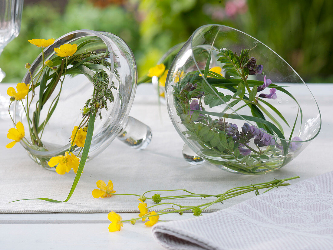 Small wreaths of Vicia sepium (fence vetch), Ranunculus arvensis