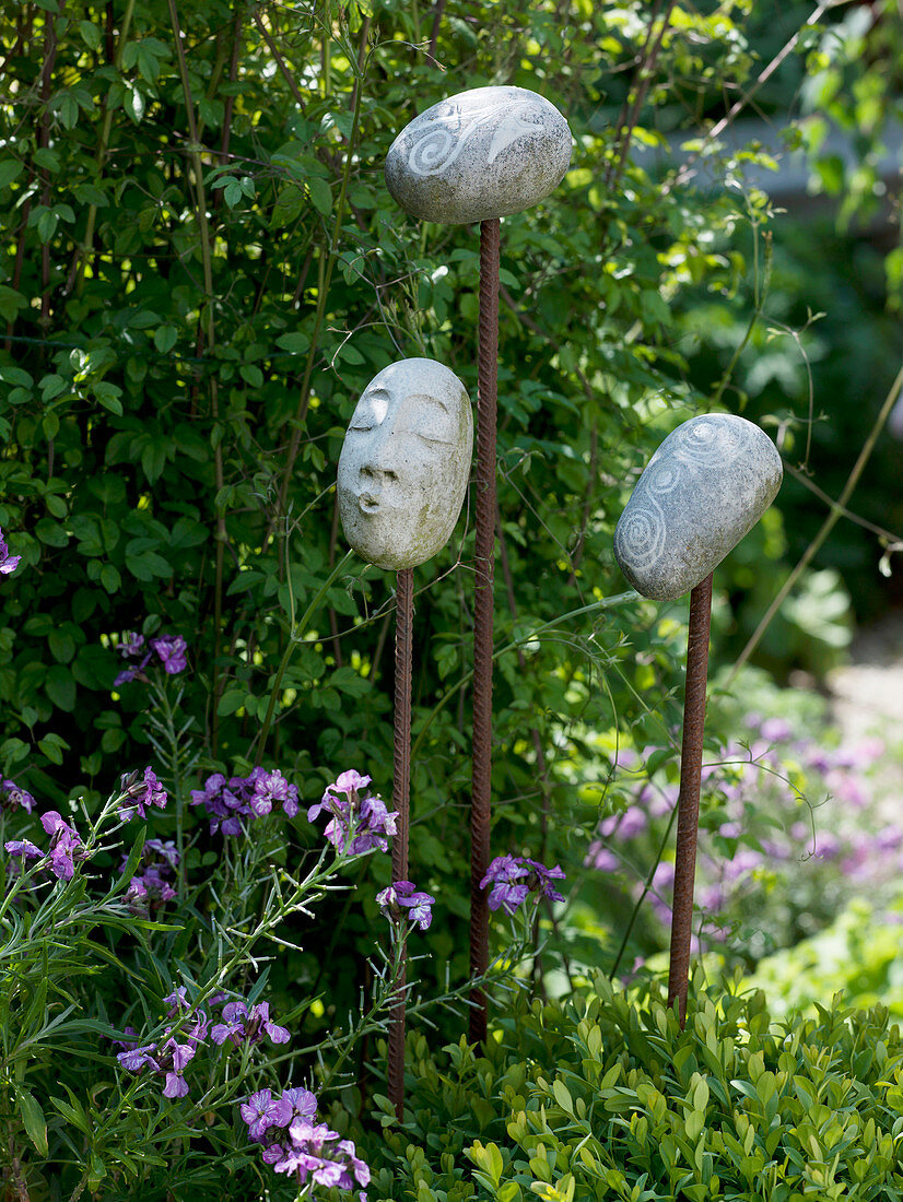 Pottery decorative objects on iron rods in the border