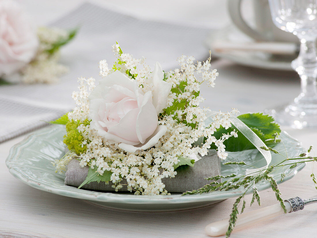 Small bouquet of pink (rosebloom), Sambucus nigra (elderflower)