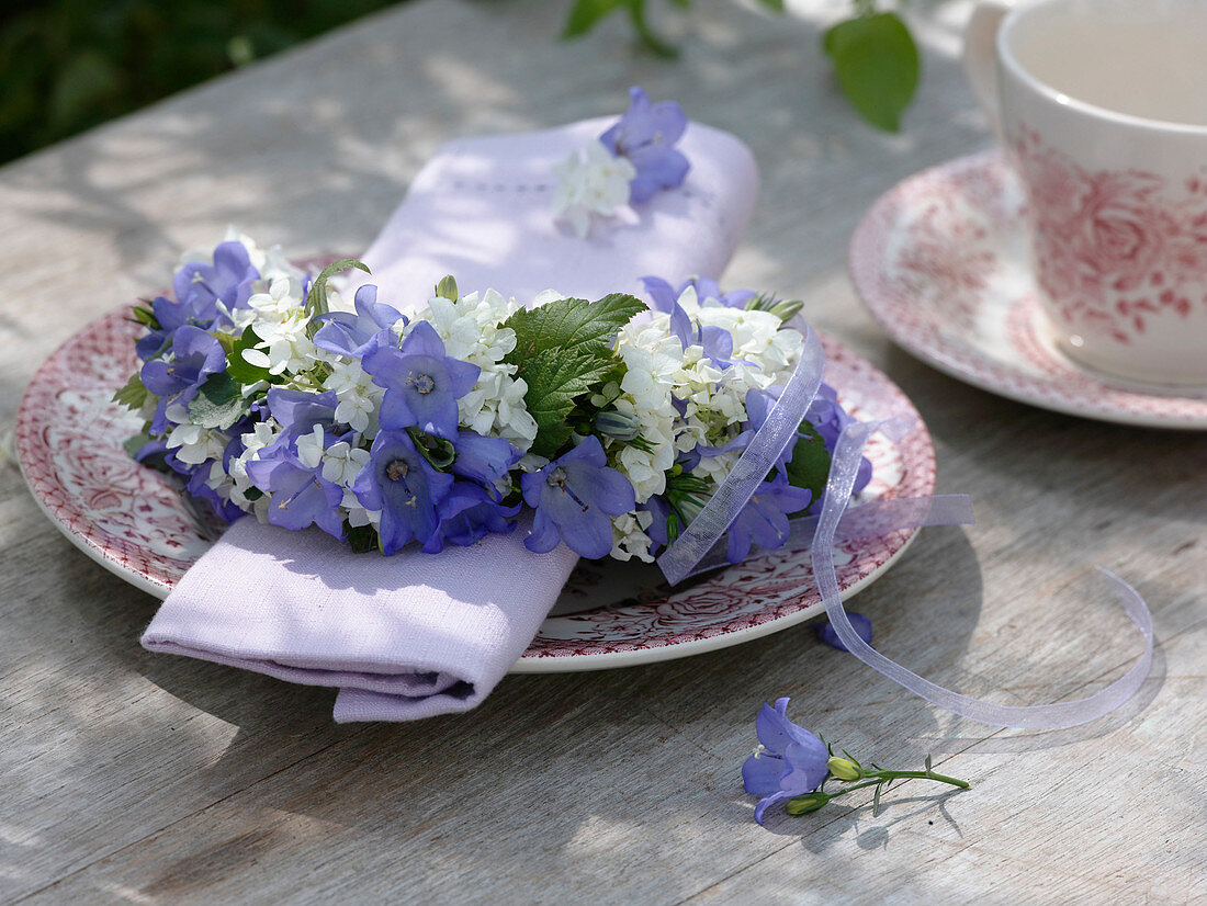 Kleiner Kranz aus Campanula (Glockenblumen) und Viburnum (Schneeball)