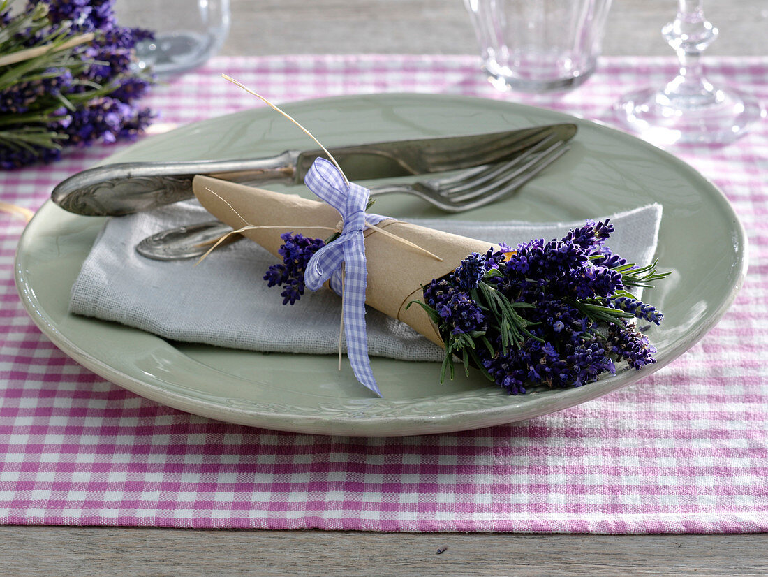 Kleiner Strauß von Lavandula (Lavendel) in Tüte aus Papier