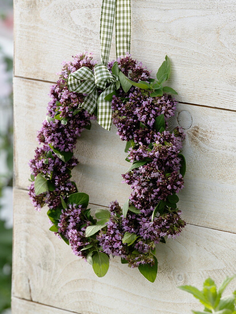 Kranz aus Origanum (Oregano) Blüten und Blättern