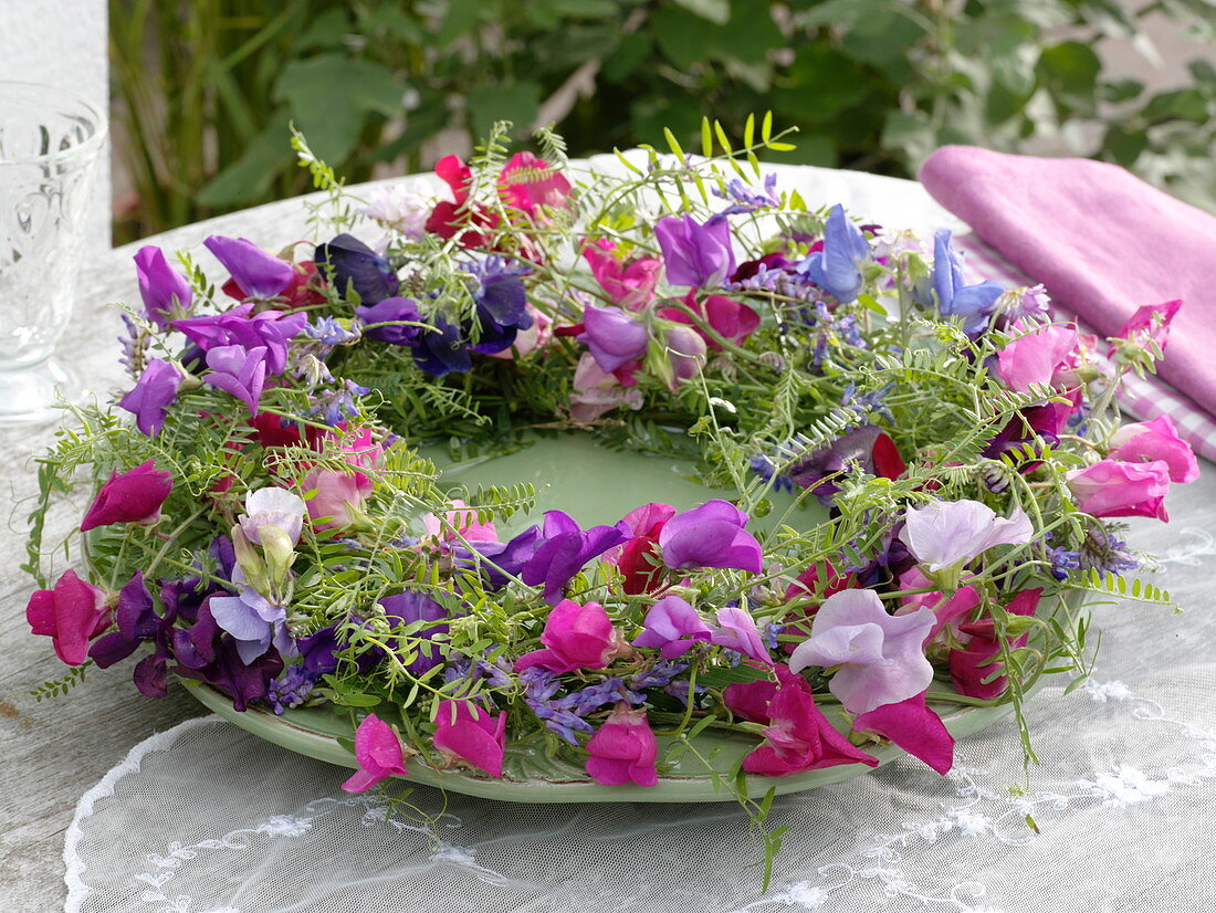 Wreath of Lathyrus odoratus (sweet pea), Vicia cracca (bird's vetch)