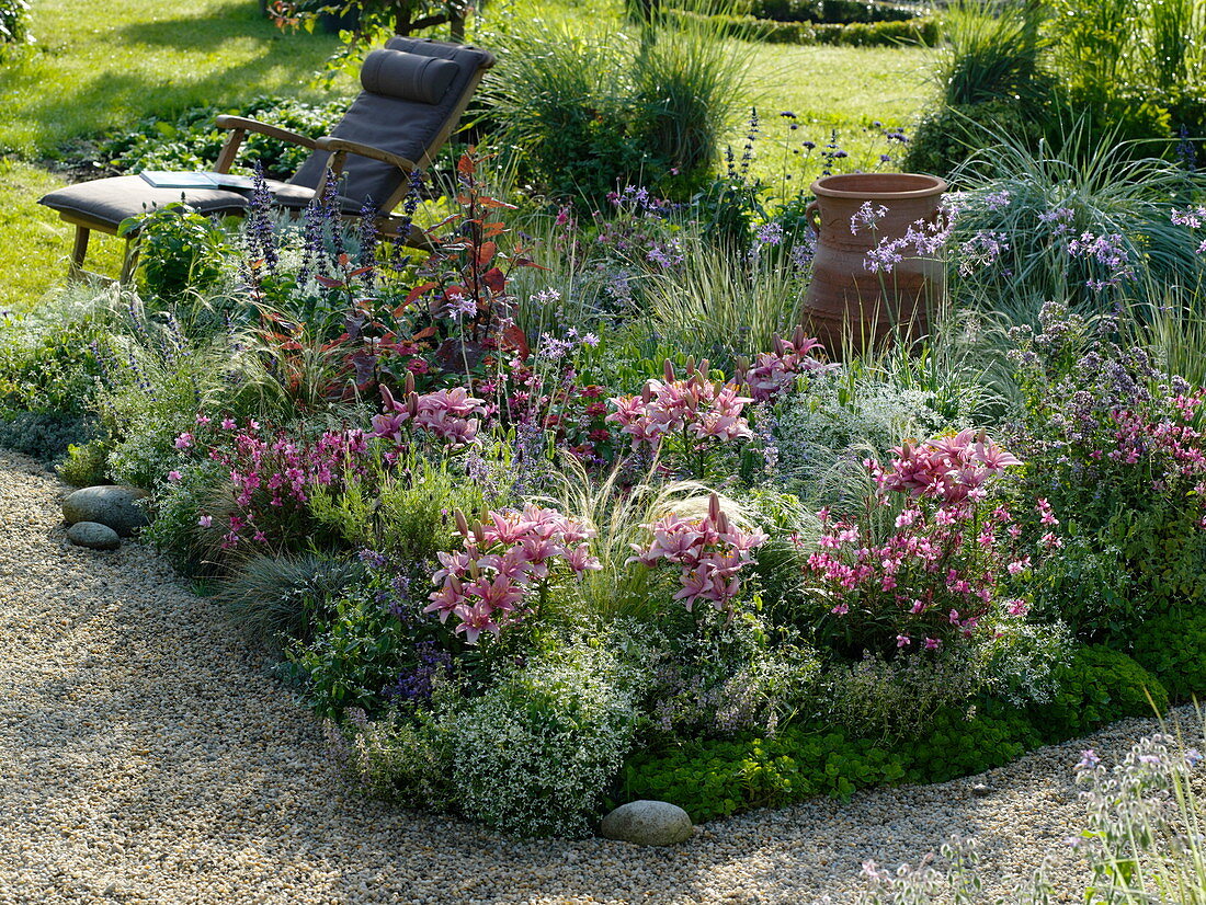 Flower bed with gravel border