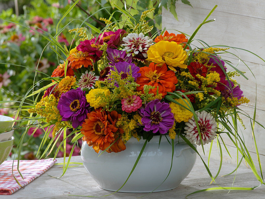 Buntes Spätsommergesteck in weißer Schale