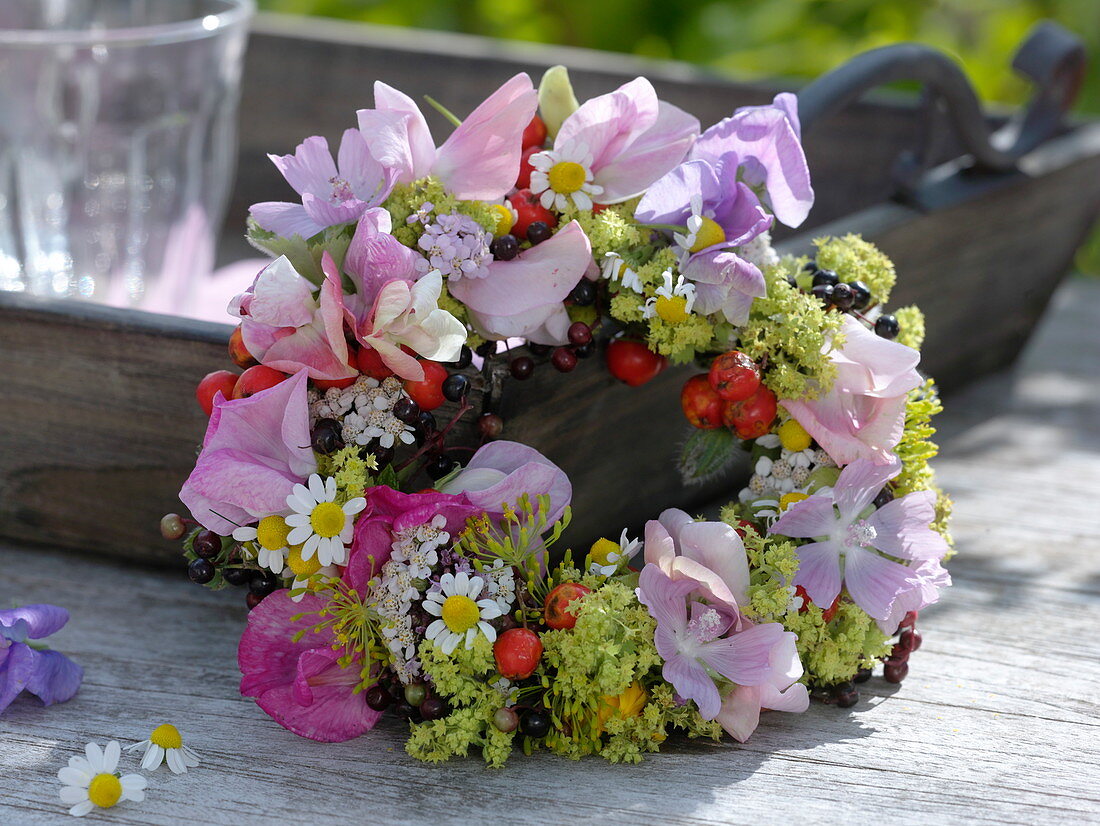 Late summer wreath: Lathyrus (sweet pea), Malva (mallow), Alchemilla