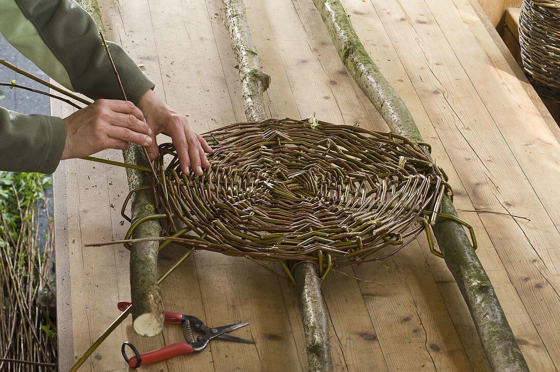 Homemade decorative object made of willow (4/6)