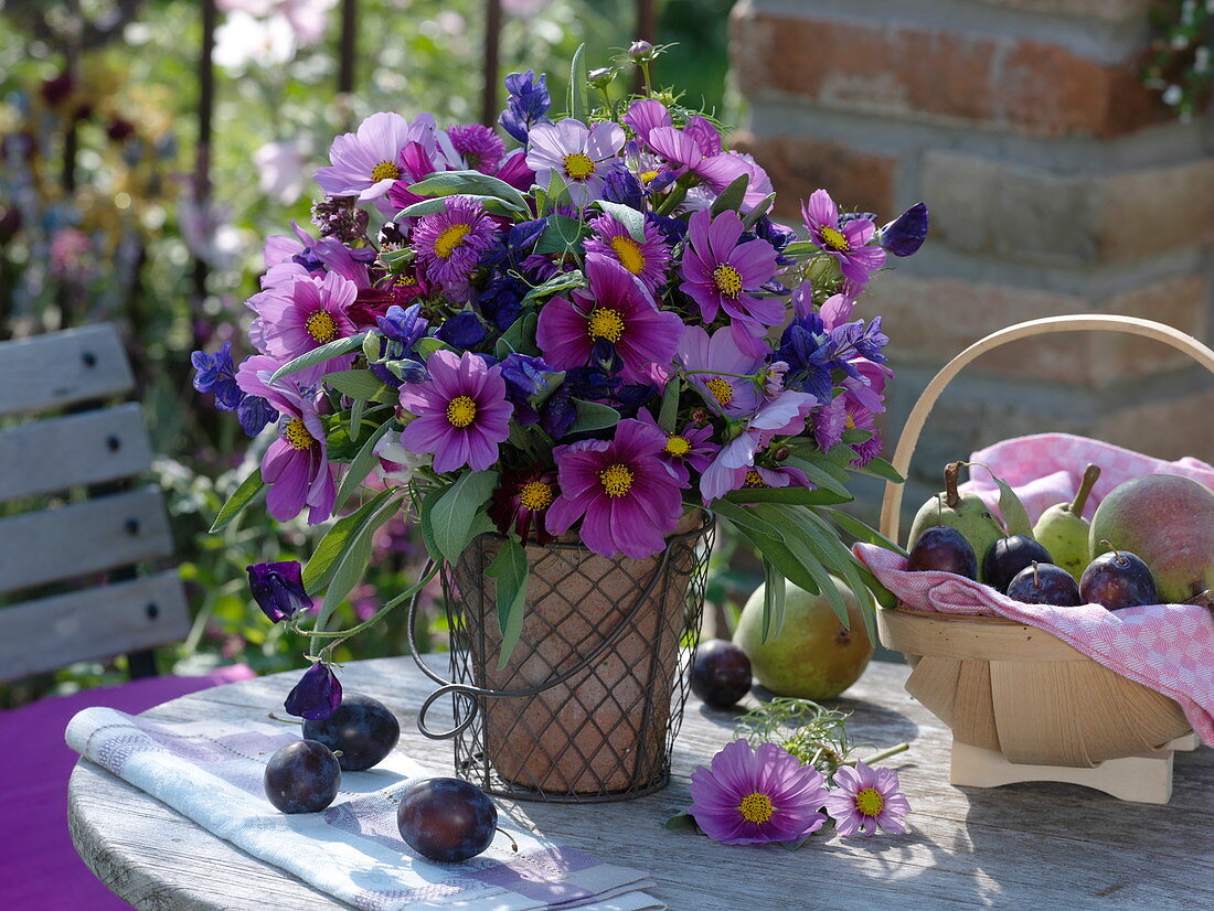 Spätsommerstrauß in blau und pink