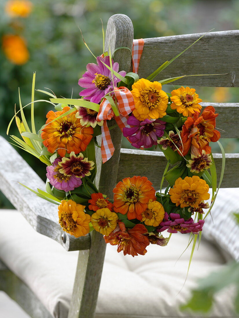 Spätsommerkranz aus Zinnien und Gräsern