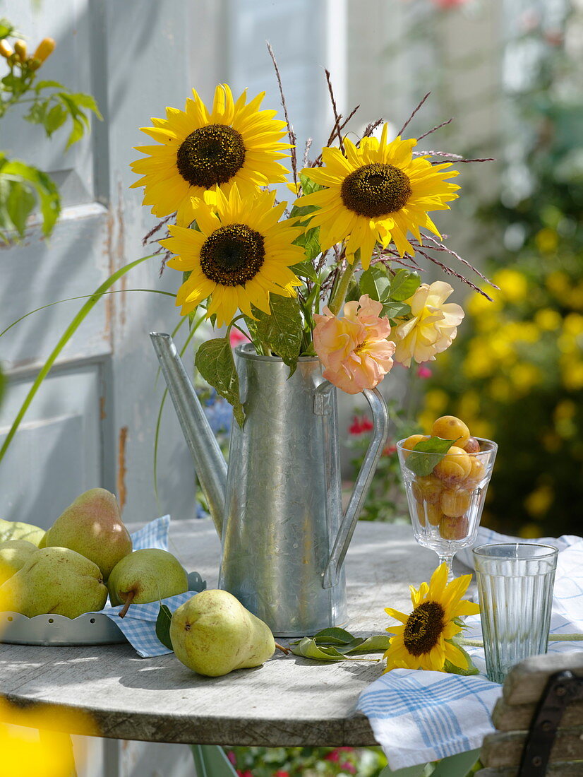 Spätsommerstrauß in hoher Zinkgießkanne