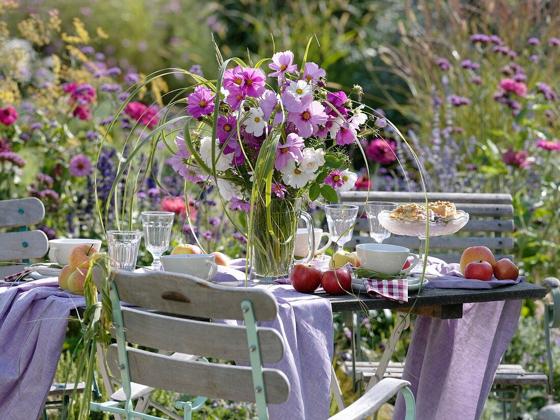 Gedeckter Tisch auf Kiesfläche im Garten