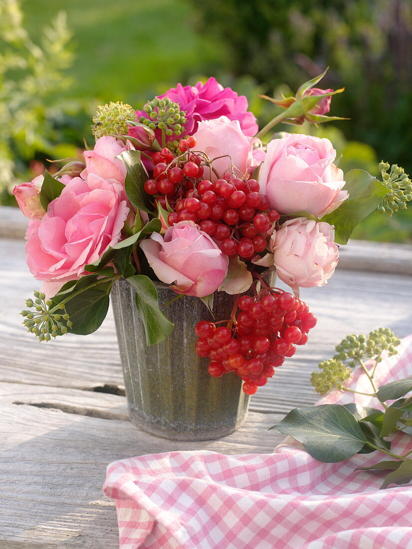 Strauß mit rosa Rosen, Schneeballbeeren und Efeu