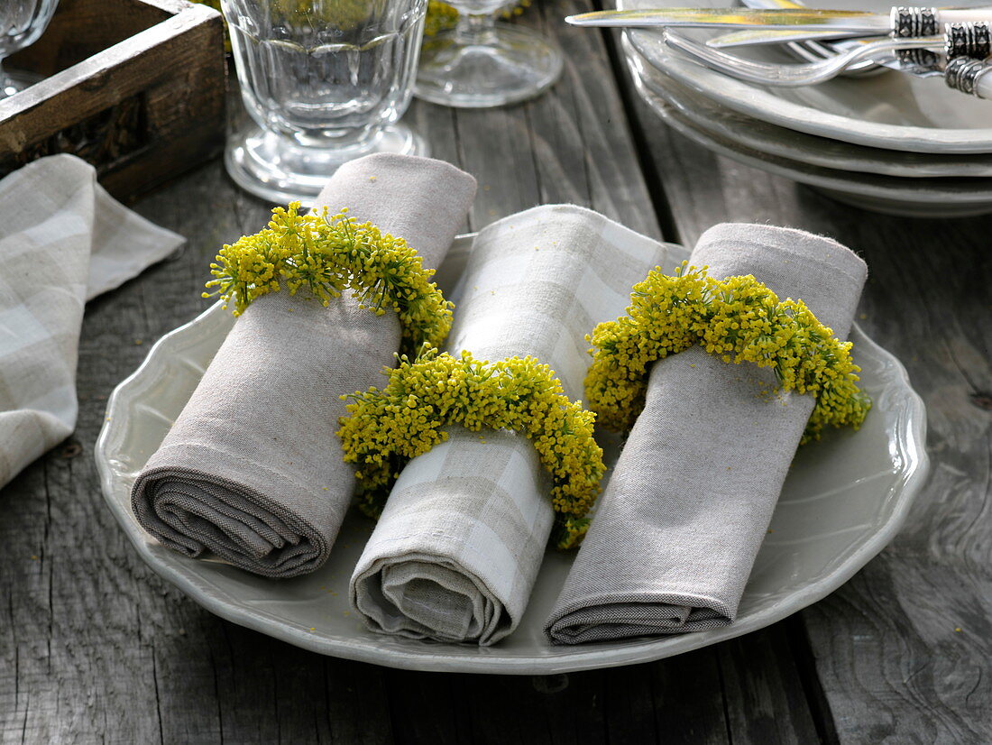 Napkin rings made of fennel flowers