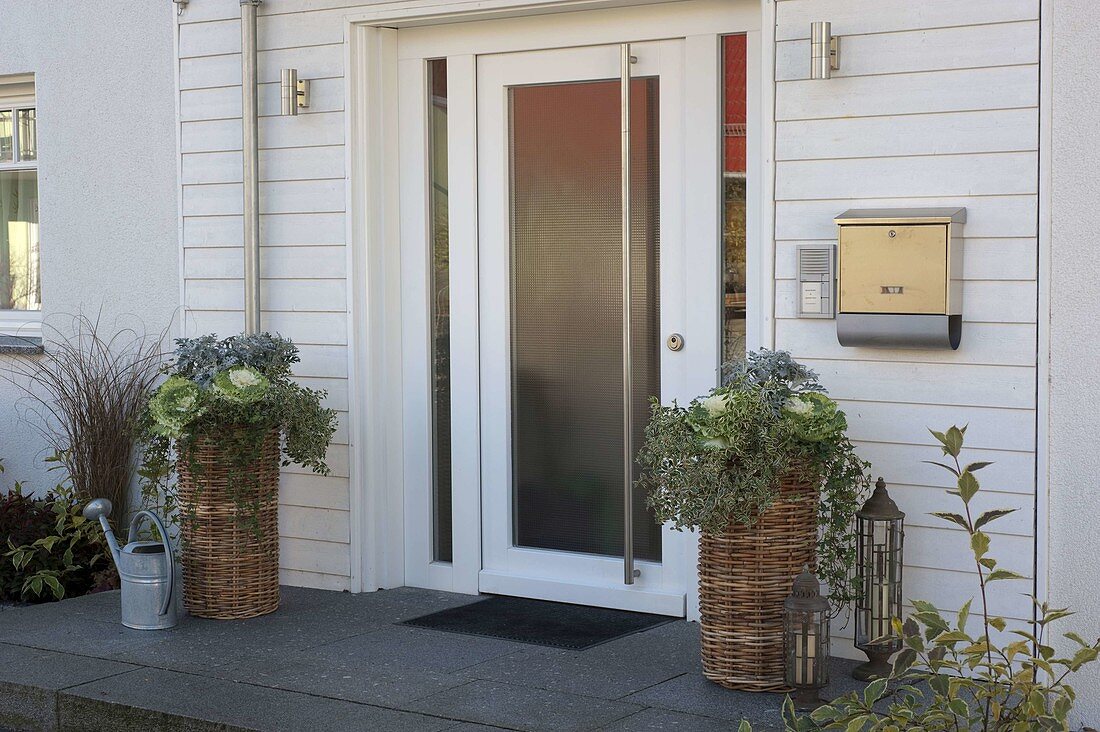 Weiße Haustüre mit Treppenabsatz aus Granitplatten