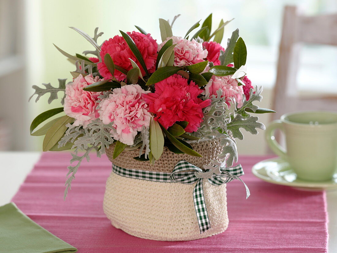 Kleiner Strauß mit Dianthus (Nelken), Cineraria maritima (Silberblatt)