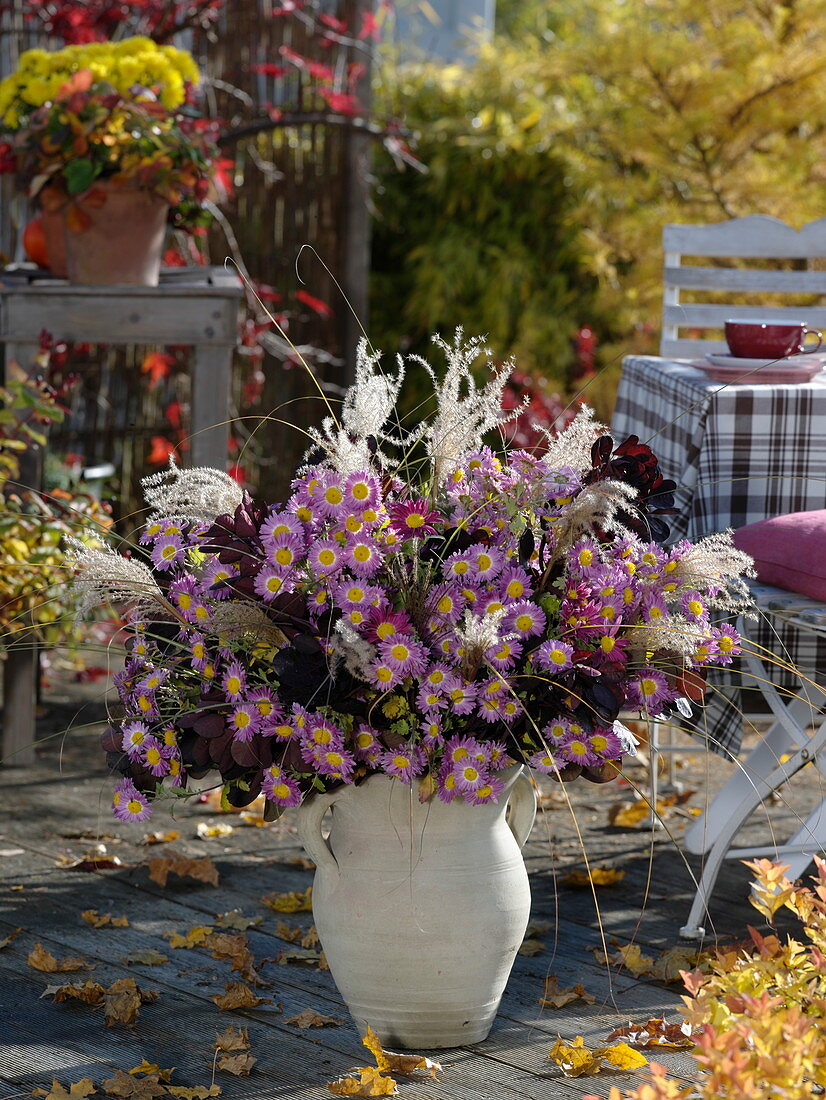 Strauß aus Chrysanthemum indicum (Herbstchrysanthemen), Miscanthus