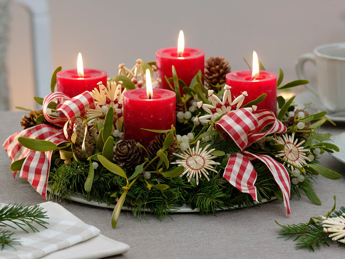 Advent wreath from Pseudotsuga with straw stars, Viscum album