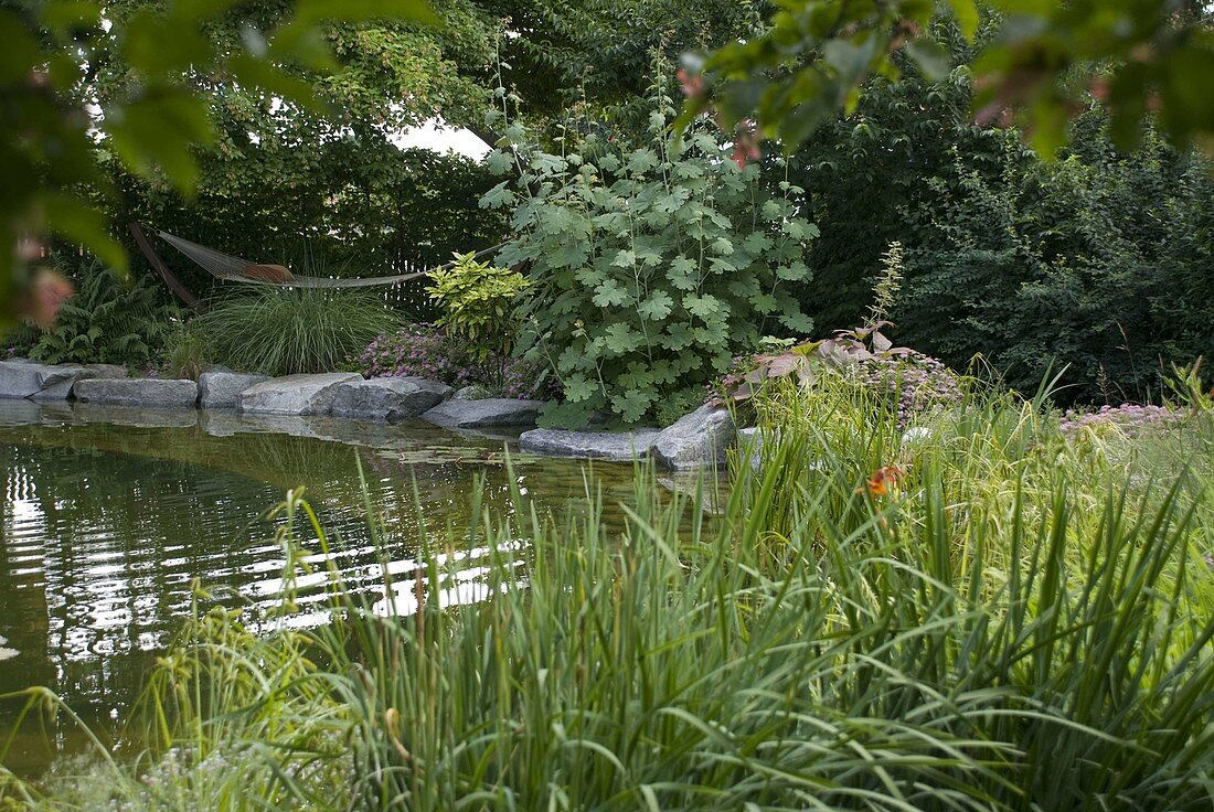 Gartenteich eingefaßt mit Blöcken aus Granit