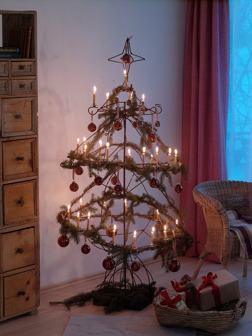 Stylised Christmas tree made of metal rods welded together 2/2