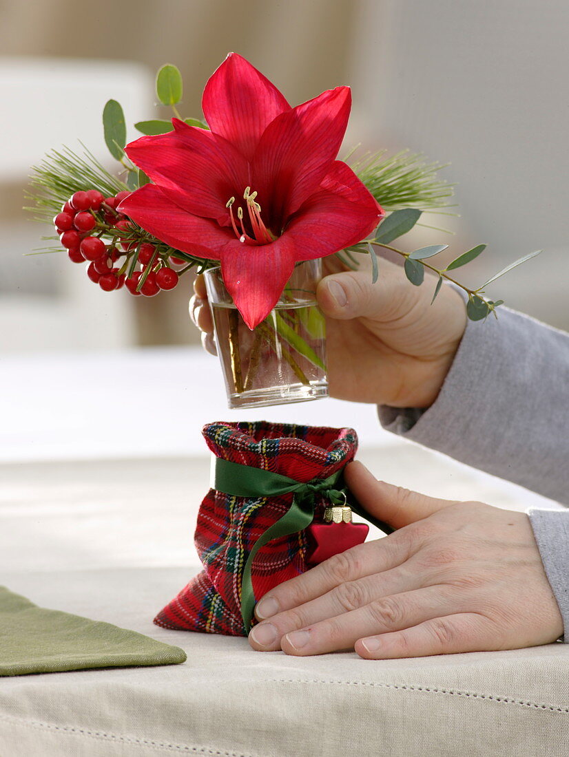 Small Christmas bouquet in sachets in tartan look (1/2)