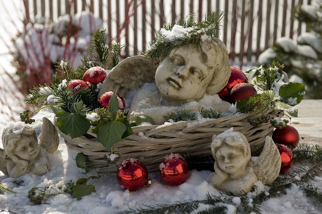 Weihnachtlicher Korb mit Engeln, Abies (Tannenzweigen), Hedera